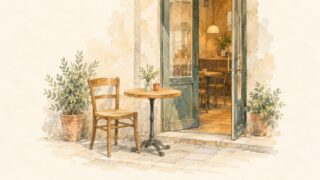 開いたカフェの扉の前に、木の椅子と小さな丸テーブル、鉢植えが並ぶ静かな風景を描いた水彩イラスト。
