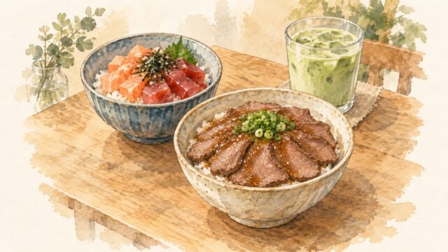 木のテーブルに並ぶ、たれのかかったローストビーフ丼と海鮮丼、冷たい抹茶ラテを描いた水彩イラスト。